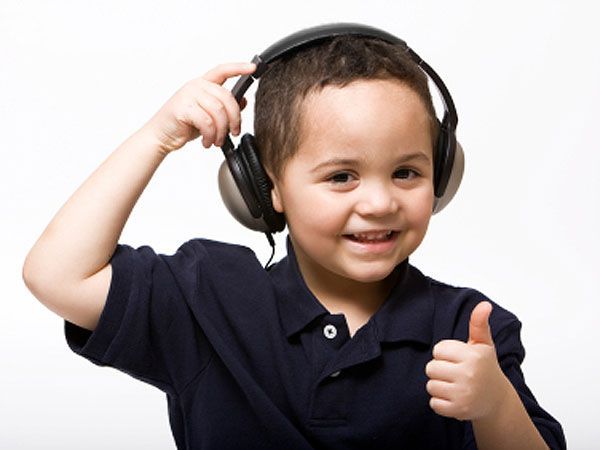 kid using noise cancelling headphone